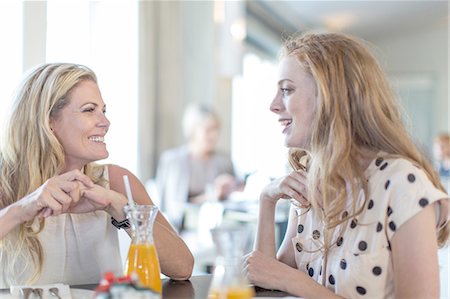 Business women at business lunch Foto de stock - Sin royalties Premium, Código: 614-08148451