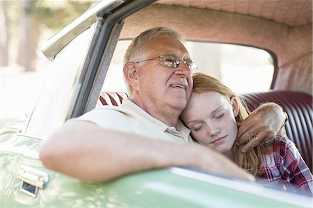 Grandfather and granddaughter sitting in back seat of car, granddaughter sleeping Photographie de stock - Premium Libres de Droits, Code: 614-08148502