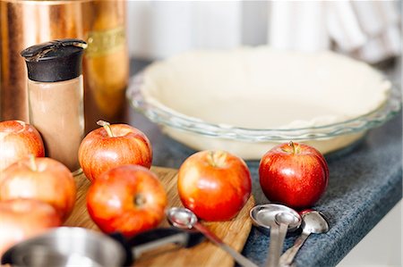 simsearch:649-08237826,k - Red apples on kitchen counter in preparation for apple pie Stock Photo - Premium Royalty-Free, Code: 614-08148578