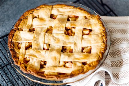 Apple pie with latticed pastry on kitchen counter Photographie de stock - Premium Libres de Droits, Code: 614-08148580
