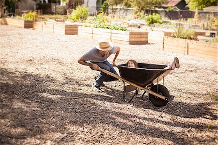 simsearch:614-08148597,k - Mid adult man in community garden with daughter riding in wheelbarrow Photographie de stock - Premium Libres de Droits, Code: 614-08148582