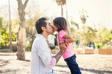 simsearch:614-08148597,k - Girl kissing father in community garden Photographie de stock - Premium Libres de Droits, Code: 614-08148618