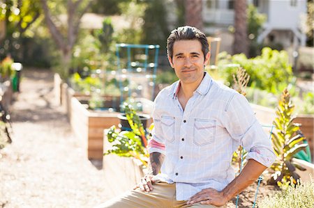 simsearch:614-06896586,k - Portrait of mid adult man sitting in community garden Stockbilder - Premium RF Lizenzfrei, Bildnummer: 614-08148612