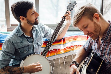 Male couple at home, play guitar and banjo Photographie de stock - Premium Libres de Droits, Code: 614-08148667