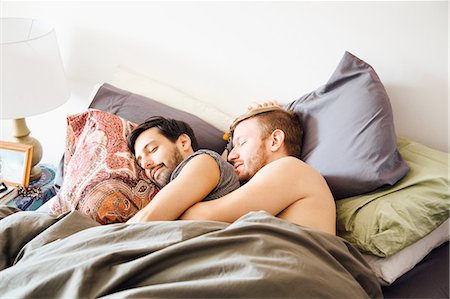 Male couple in bed, hugging whilst sleeping Photographie de stock - Premium Libres de Droits, Code: 614-08148668