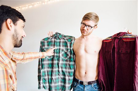 Male couple, mid adult man asking for help choosing shirt Foto de stock - Sin royalties Premium, Código: 614-08148675