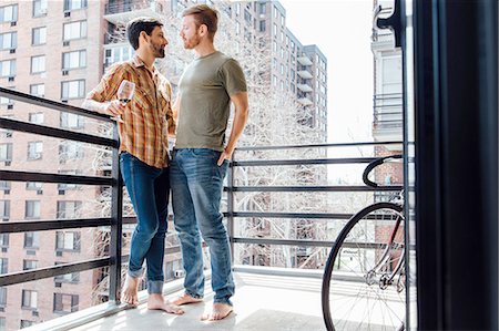 Male couple standing on balcony, face to face Photographie de stock - Premium Libres de Droits, Code: 614-08148688