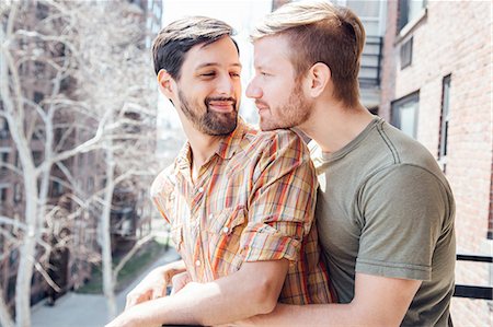 simsearch:614-08392611,k - Male couple standing on balcony, embracing, face to face Photographie de stock - Premium Libres de Droits, Code: 614-08148680