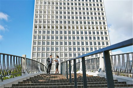 Low angle view of business people standing at top of stairway, City Hall East, Los Angeles, California, USA Photographie de stock - Premium Libres de Droits, Code: 614-08201923