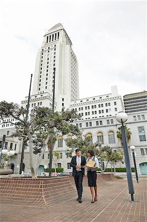 place publique - Business people walking across tiled floor, Los Angeles City Hall, California, USA Photographie de stock - Premium Libres de Droits, Code: 614-08201946