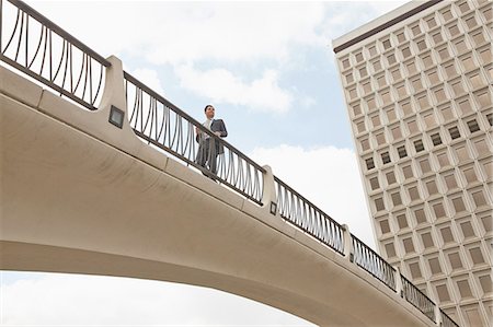 simsearch:614-08329562,k - Low angle view of person on footbridge, City Hall East, Los Angeles, California, USA Photographie de stock - Premium Libres de Droits, Code: 614-08201942