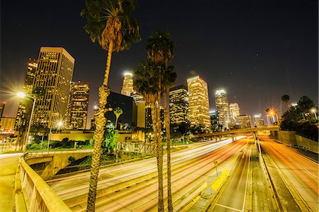 exposición prolongada - View of city skyline and highway at night, Los Angeles, California, USA Foto de stock - Sin royalties Premium, Código: 614-08201952