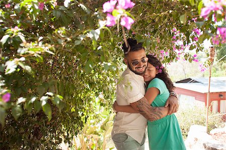 simsearch:614-08148597,k - Mid adult man hugging daughter in garden Photographie de stock - Premium Libres de Droits, Code: 614-08202013