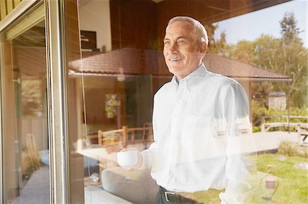 simsearch:614-08081431,k - Senior man at home, drinking coffee, looking out of window Stock Photo - Premium Royalty-Free, Code: 614-08202024