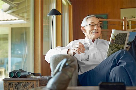 simsearch:649-07437113,k - Senior man at home, reading magazine Foto de stock - Royalty Free Premium, Número: 614-08202037