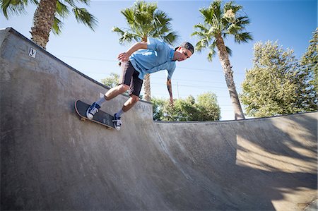 simsearch:614-09213744,k - Young man skateboarding in park, Eastvale, California, USA Fotografie stock - Premium Royalty-Free, Codice: 614-08202101