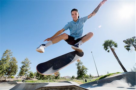 simsearch:614-09213744,k - Young man skateboarding in park, Eastvale, California, USA Fotografie stock - Premium Royalty-Free, Codice: 614-08202103