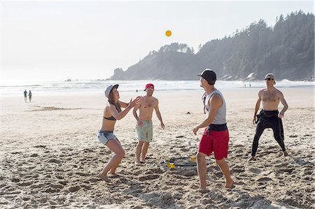 simsearch:614-08383684,k - Four adult friends playing with ball on Short Sands Beach, Oregon, USA Stockbilder - Premium RF Lizenzfrei, Bildnummer: 614-08202116