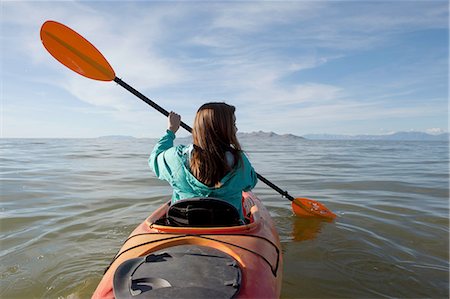 Rear view of young woman kayaking, holding paddles, Great Salt Lake, Utah, USA Foto de stock - Sin royalties Premium, Código: 614-08202123