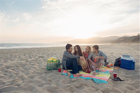 simsearch:614-08202219,k - Group of friends having picnic on beach Fotografie stock - Premium Royalty-Free, Codice: 614-08202198