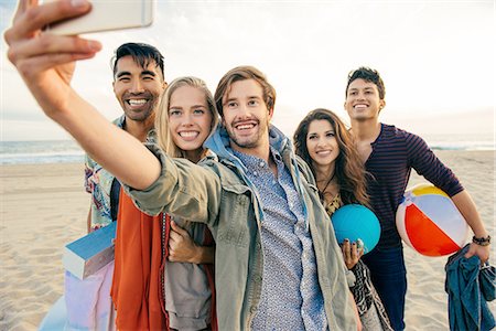 simsearch:614-08202219,k - Group of friends on beach, taking self portrait with smartphone Fotografie stock - Premium Royalty-Free, Codice: 614-08202207