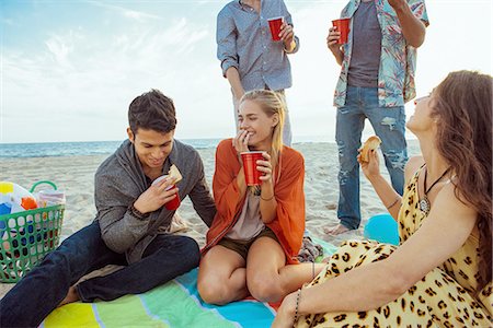 simsearch:614-08202287,k - Group of friends having picnic on beach Fotografie stock - Premium Royalty-Free, Codice: 614-08202226