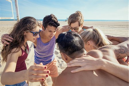 simsearch:614-08202219,k - Group of friends in huddle on beach Fotografie stock - Premium Royalty-Free, Codice: 614-08202234