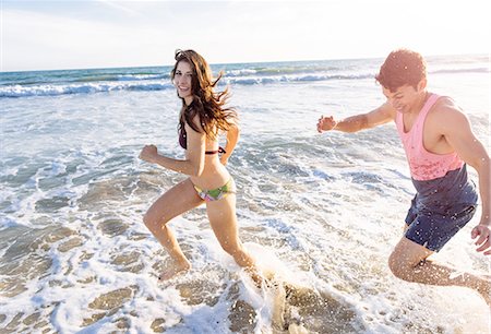 simsearch:614-08202219,k - Young couple running in sea Fotografie stock - Premium Royalty-Free, Codice: 614-08202266