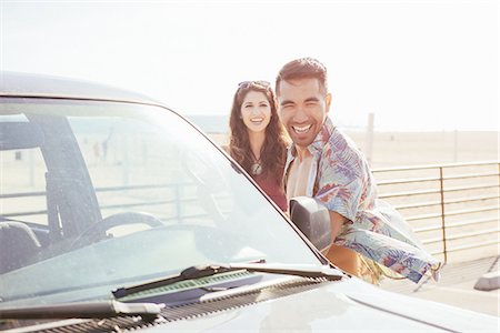 santa monica - Young couple standing by car, at beach, laughing Foto de stock - Royalty Free Premium, Número: 614-08202275