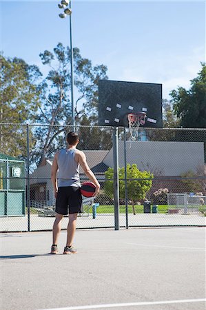 simsearch:649-09182164,k - Young male basketball player looking at basketball hoop Photographie de stock - Premium Libres de Droits, Code: 614-08202330