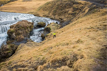 simsearch:614-08202349,k - Male tourist running up hill at Skogafoss, Iceland Fotografie stock - Premium Royalty-Free, Codice: 614-08202349