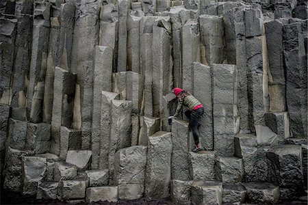 simsearch:614-08202349,k - Female tourist climbing up rock formation,  Reynisfjara, Iceland Fotografie stock - Premium Royalty-Free, Codice: 614-08202354
