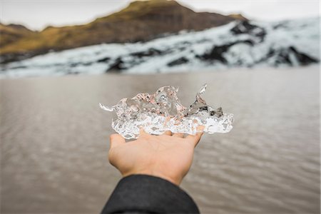 simsearch:6118-09076554,k - Hand of female tourist holding ice at Solheimajokull, Iceland Photographie de stock - Premium Libres de Droits, Code: 614-08202352