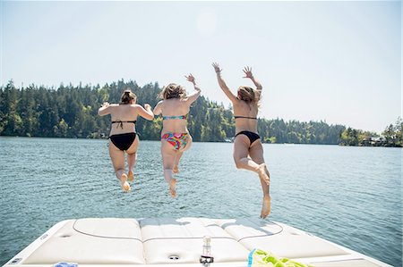 simsearch:614-01626833,k - Rear view of three young women jumping from pier, Lake Oswego, Oregon, USA Foto de stock - Sin royalties Premium, Código: 614-08219868