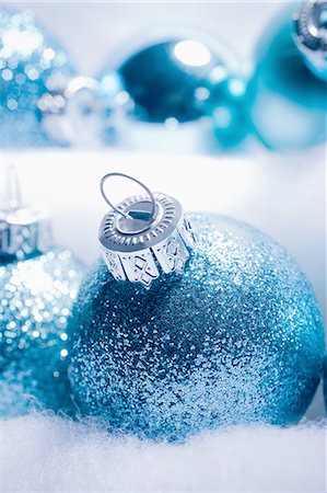 simsearch:632-06354168,k - Cropped shot of blue sparkly Christmas baubles nested is fake snow Foto de stock - Sin royalties Premium, Código: 614-08219912