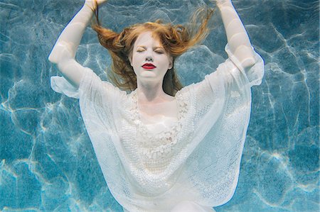 sheer - Young woman underwater, wearing thin white shirt Foto de stock - Sin royalties Premium, Código: 614-08220037