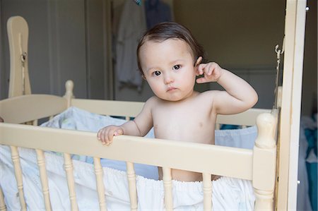 simsearch:614-09253640,k - Portrait of tired baby boy standing in crib Foto de stock - Sin royalties Premium, Código: 614-08220122