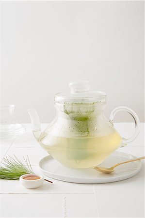 simsearch:649-07647842,k - Still life of evergreen tea (pine tea) with organic honey Foto de stock - Sin royalties Premium, Código: 614-08220160