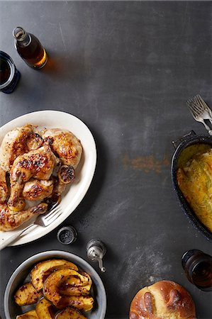schmackhaft - 'Day of the Dead' food with roasted chicken and mole poblano sauce, acorn squash and enchiladas Stockbilder - Premium RF Lizenzfrei, Bildnummer: 614-08220175