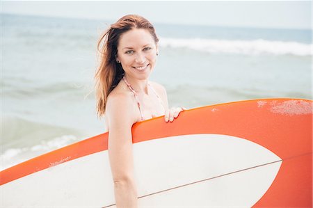 simsearch:614-08270048,k - Portrait of mid adult woman holding surfboard Photographie de stock - Premium Libres de Droits, Code: 614-08270032