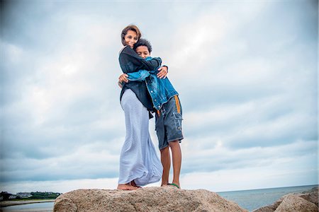 simsearch:614-08126749,k - Portrait of mature woman and son hugging on coastal rocks, Cape Cod, USA Foto de stock - Sin royalties Premium, Código: 614-08270074
