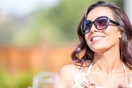 Portrait of happy young woman wearing sunglasses in garden Photographie de stock - Premium Libres de Droits, Code: 614-08270117