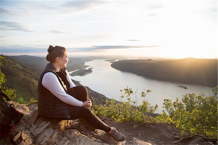 Woman enjoying view on hill, Angel's Rest, Columbia River Gorge, Oregon, USA Fotografie stock - Premium Royalty-Free, Codice: 614-08270145