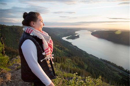 Woman enjoying view on hill, Angel's Rest, Columbia River Gorge, Oregon, USA Fotografie stock - Premium Royalty-Free, Codice: 614-08270146