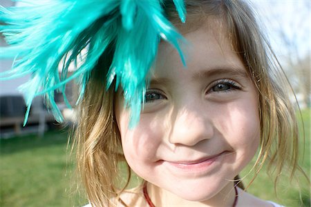 simsearch:614-08270161,k - Girl with feather fascinator Foto de stock - Royalty Free Premium, Número: 614-08270154