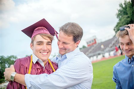 Young man being hugged by father at graduation ceremony Foto de stock - Sin royalties Premium, Código: 614-08270352