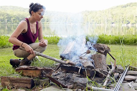 resourceful - Female hiker making a campfire on lakeside, New Milford, Pennsylvania, USA Photographie de stock - Premium Libres de Droits, Code: 614-08270394