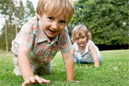 simsearch:614-07444058,k - Boy and girl on grass crawling on hands and knees, looking at camera smiling Photographie de stock - Premium Libres de Droits, Code: 614-08270458