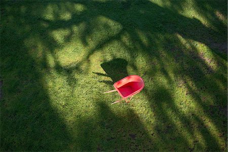 délaisser (laisser seul) - Wheel barrow on grass, overhead view Photographie de stock - Premium Libres de Droits, Code: 614-08307591