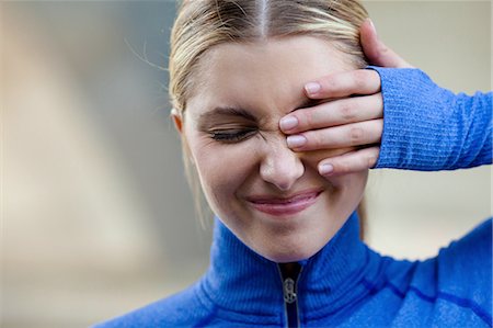 Young woman squinting at discomfort in eye Photographie de stock - Premium Libres de Droits, Code: 614-08307665